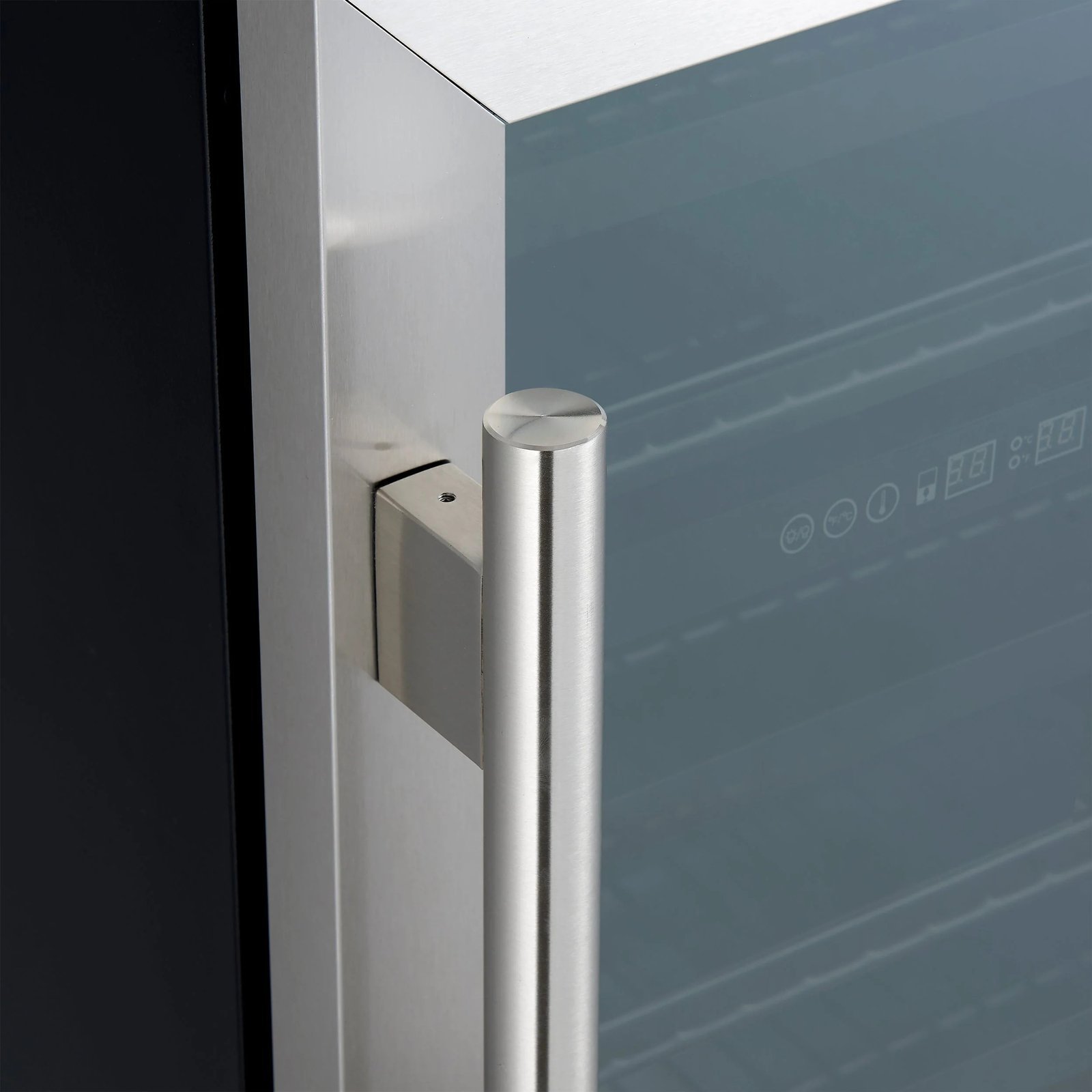 imageye imgi 19 wine cooler fwcdr6634 24s handle close up 2025 05 26.jpg imageye imgi 19 wine cooler fwcdr6634 24s handle close up 2025 05 26.jpg